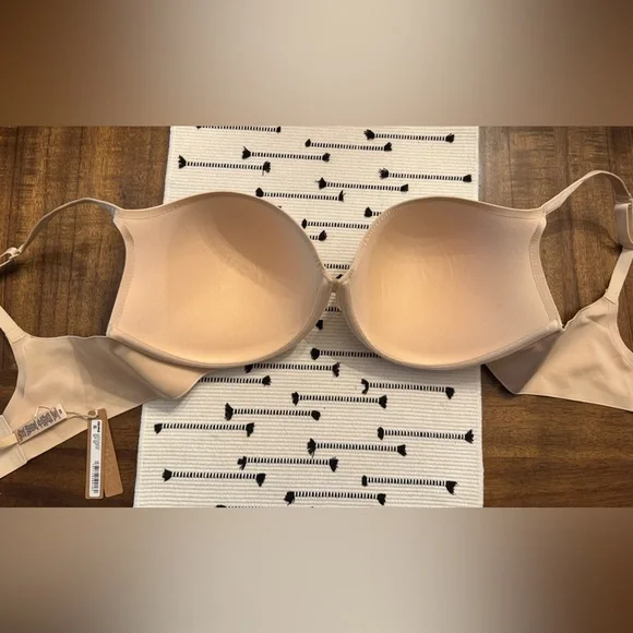 SKIMS Ultimate Push-up Plunge Bra - Picture 3 of 5